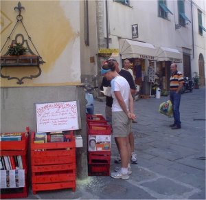 La libreria degli onesti in via Garibaldi a Pontremoli (MS)