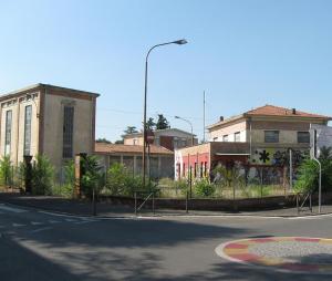 L'area ex-Enel: si vedono la cabina elettrica "storica" (a sinistra), la palazzina principale (a destra), l'edificio-autorimessa al centro sullo sfondo (foto del 23 luglio 2008)