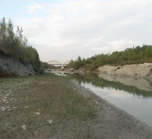 Il fiume Panaro a monte del ponte della ferrovia: risulta evidente l'erosione degli argini e l'abbassamento del letto fluviale (foto dell'11 ottobre 2009)