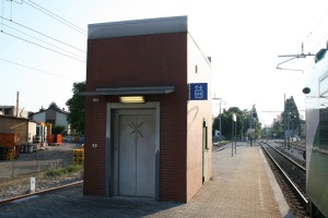 L'ascensore (mai messo in funzione) presso la stazione ferroviaria di Bazzano (foto del 23 giugno 2011)