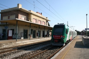 La stazione di Bazzano con un treno ATR220 in sosta (foto del 17 luglio 2012)