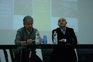 Il vicepresidente dell'Unione Terre di Castelli, Francesco Lamandini, con Andrea Pillon, di Avventura Urbana, all'incontro pubblico sul PSC di Spilamberto (foto del 4 febbraio 2013)