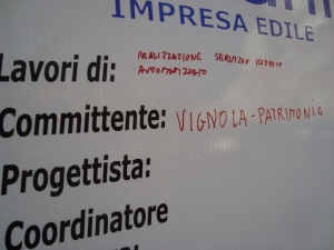 Il cartello di cantiere relativo alla realizzazione dei servizi igienici pubblici "automatizzati" in via Portello (foto del 12 marzo 2013)