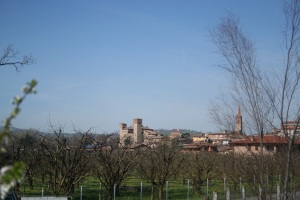 La Rocca dalla campagna vignolese (foto del 13 aprile 2013)