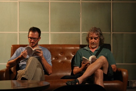 Ivano Gorzanelli (a sinistra) con lo scrittore modenese Ugo Cornia, presso il Circolo Ribalta a Vignola (foto del 3 luglio 2013)