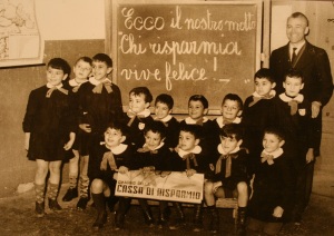 Giornata del risparmio nella scuola elementare vignolese degli anni '60. Foto dalla mostra "C'era una volta la scuola ... a Vignola e dintorni" (foto 8 gennaio 2011)