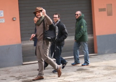 Ecco il "gruppo di volontari che accompagna Mauro Scurani nel cammino verso le primarie". Tutti gentlemen? (foto dell'8 febbraio 2014)