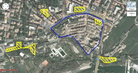 Nella mappa è evidenziato il perimetro del centro storico e (in giallo) i parcheggi a servizio del centro. La larghezza massima del centro (lungo l'asse est-ovest) è di circa 250 metri.