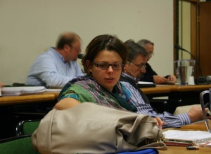 Chiara Smeraldi in occasione di una seduta del consiglio comunale. Si vede, a fianco, il consigliere Francesco Rubbiani (foto dell'11 ottobre 2011)