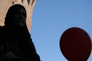 Una donna straniera sotto la Rocca di Vignola, in occasione di Bambinopoli 2012 (foto dell'8 settembre 2012)