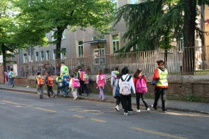Il piedibus arriva alla scuola elementare G.Mazzini. E' stato in funzione solo pochi mesi (foto del 13 aprile 2011)