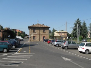 L'area della Stazione Ferroviaria, di proprietà del demanio e con i vecchi edifici che stanno andando in malora (foto del 23 luglio 2008)