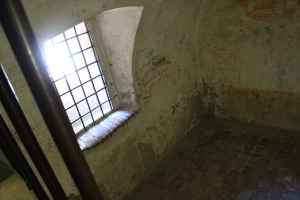 La cella, di dimensioni circa 3metri per 3 metri. Sulle pareti vi sono incisioni antiche e recenti, in larga parte lasciate dai visitatori (foto del 19 luglio 2014)