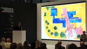 Paolo Portoghesi illustra il progetto (nella slide colorata è rappresentata la pianta dell'edificio attuale con il corpo aggiunto, obliquo) al Cersaie, il 25 settembre 2014.