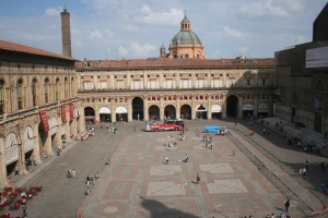 La cupola della chiesa di Santa Maria della Vita sporge da dietro la facciata del Palazzo dei Banchi (progettata da Jacopo Barozzi) in centro a Bologna (foto dell'8 maggio 2013)