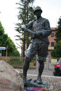 Giuseppe Graziosi, Monumento ai caduti, 1922. Ubicato a Bazzano alla confluenza tra via Matteotti e via Gandolfi (foto del 13 giugno 2015)