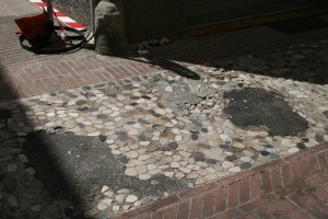 La "cura del catrame" alla pavimentazione del centro storico praticata dall'amministrazione Denti (foto del 16 ottobre 2011)