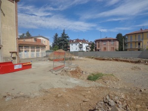 Il cantiere dopo la demolizione della palazzina ex-Enel alla confluenza tra via Caselline e via per Sassuolo (foto del 19 settembre 2015)
