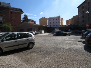 Il magazzino ex-Toschi, di proprietà del comune, e l'area di parcheggio con ingresso da via Libertà (foto dell'11 ottobre 2015). E' ancora in attesa di riqualificazione.
